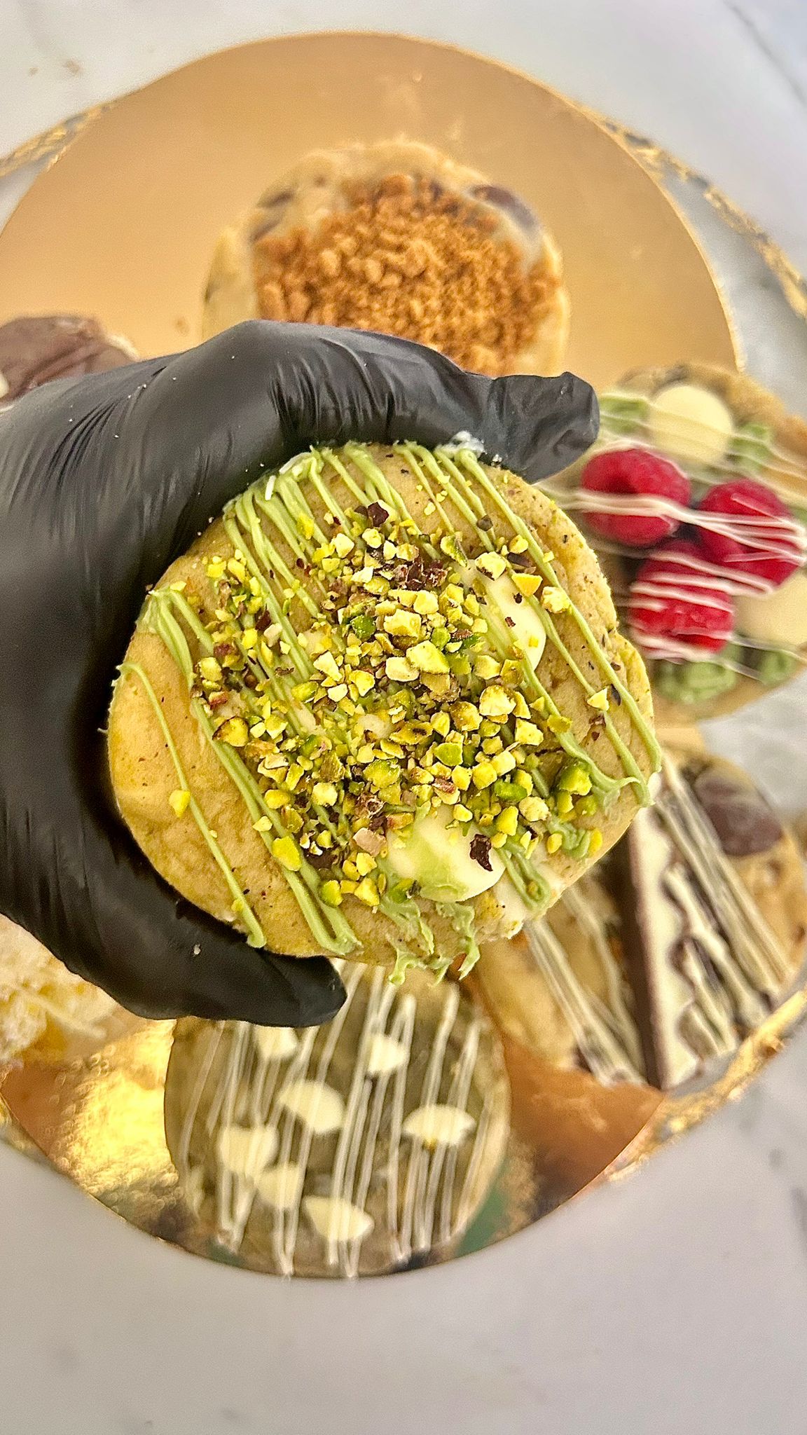 
Un cookie moelleux aux eclats de pistache 
Garni d’une creme pistache.
